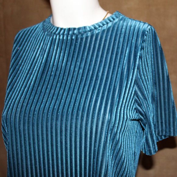 Velvet Noisy May Crop Top - Picture 2 of 8